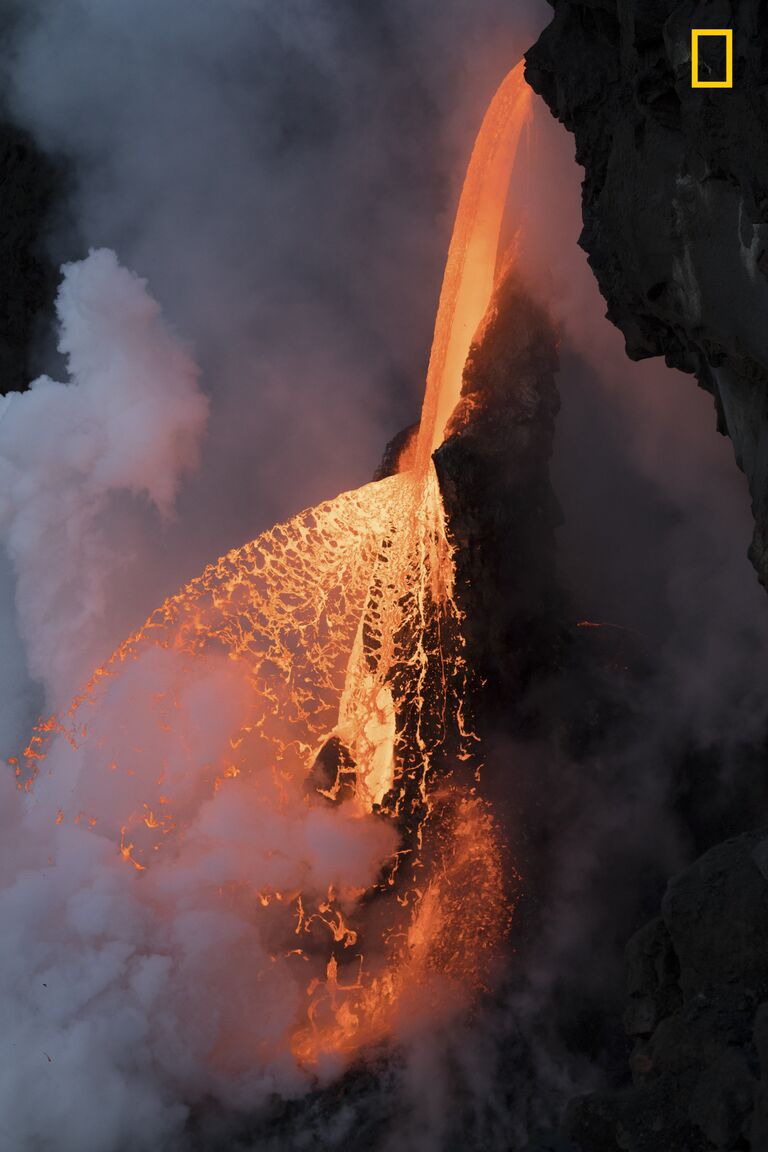 Работа фотографа Karim Iliya Firefall, получившая 1-е место в категории Пейзаж в фотоконкурсе 2017 National Geographic Nature Photographer of the Year