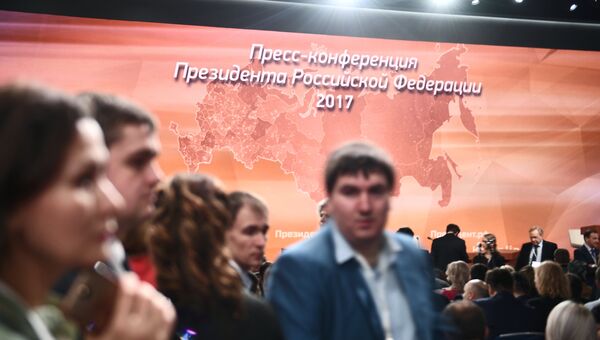 Перед началом ежегодной большой пресс-конференции президента РФ Владимира Путина в Центре международной торговли на Красной Пресне. 14 декабря 2017