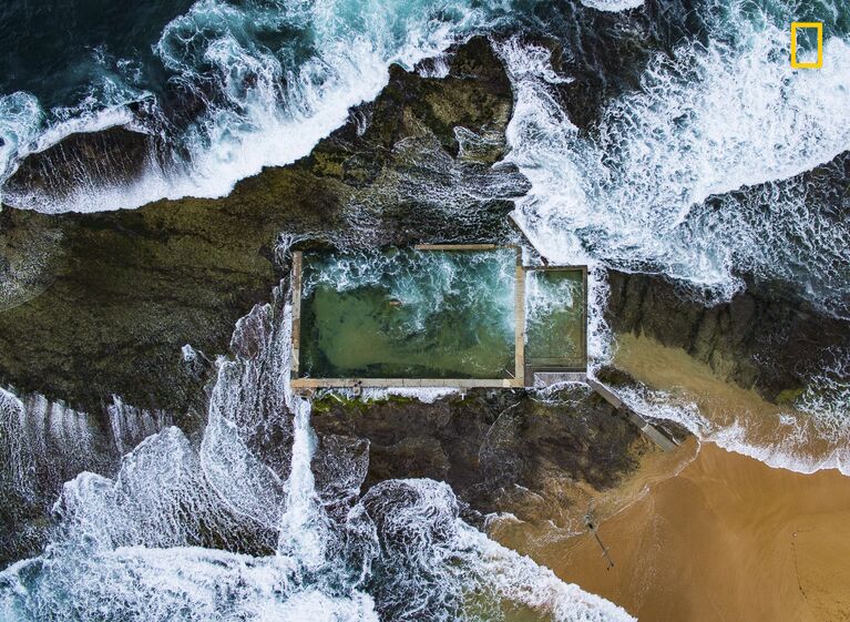 Работа фотографа Todd Kennedy Rock Pool, получившая 1-е место в категории Аэросъемка в фотоконкурсе 2017 National Geographic Nature Photographer of the Year