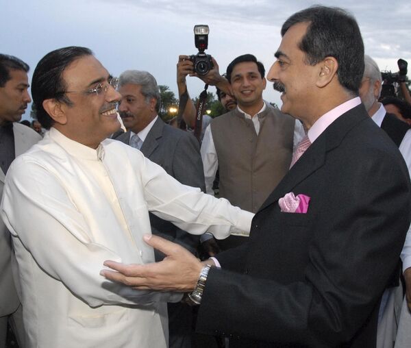 Президент Пакистана Асиф Али Зардари (справа) и премьер-министр Пакистана (слева)