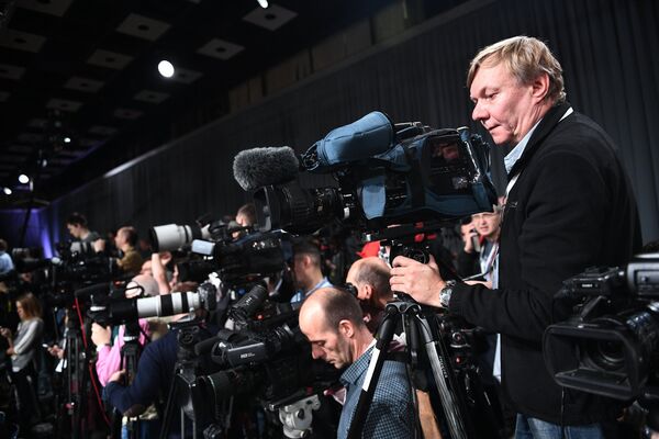 Видеооператоры перед началом ежегодной большой пресс-конференции президента РФ Владимира Путина в Центре международной торговли на Красной Пресне