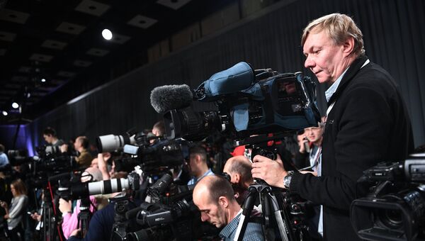 Видеооператоры перед началом ежегодной большой пресс-конференции президента РФ Владимира Путина в Центре международной торговли на Красной Пресне