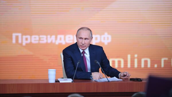 Президент РФ Владимир Путин перед началом ежегодной большой пресс-конференции