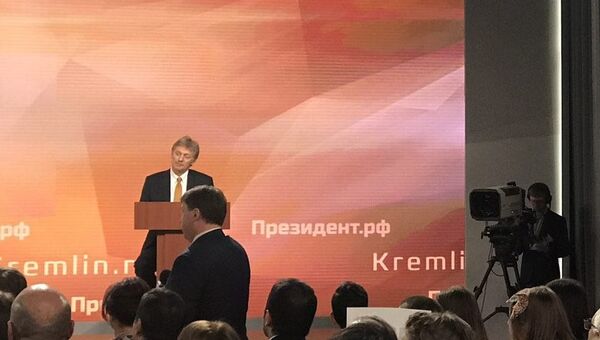Дмитрий Песков во время ежегодной большой пресс-конференции президента РФ Владимира Путина