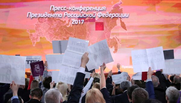Журналисты во время большой пресс-конференции президента РФ Владимира Путина