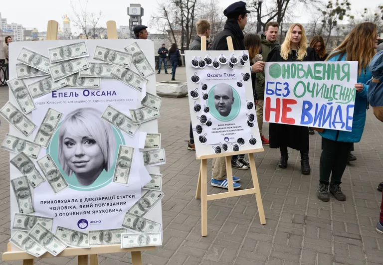 Участники акции Аллея недобропорядочных, направленной против коррупции в судебной системе Украины, в Киеве Участники акции Аллея недобропорядочных, направленной против коррупции в судебной системе Украины, в Киеве