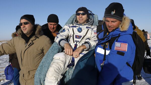 Астронавт NASA Рэндолф Брезник после посадки спускаемого аппарата ТПК Союз МС-05. 14 декабря 2017
