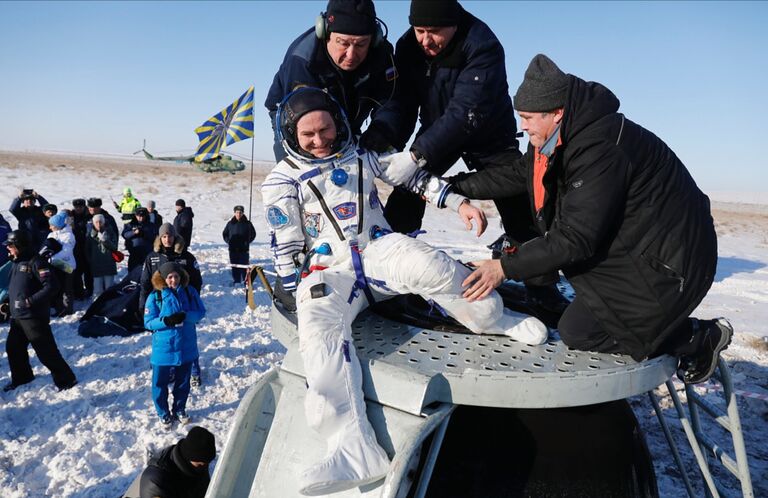 Эвакуация космонавта Роскосмоса Сергея Рязанского  из спускаемого аппарата ТПК Союз МС-05. 14 декабря 2017