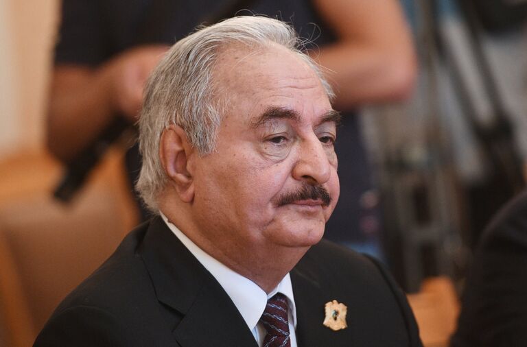 Командующий Ливийской национальной армией Халифа Хафтар во время встречи с министром иностранных дел РФ Сергеем Лавровым Командующий Ливийской национальной армией Халифа Хафтар во время встречи с министром иностранных дел РФ Сергеем Лавровым