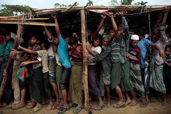 Беженцы рохинджа в очереди за одеялами в лагере Балухали, Бангладеш