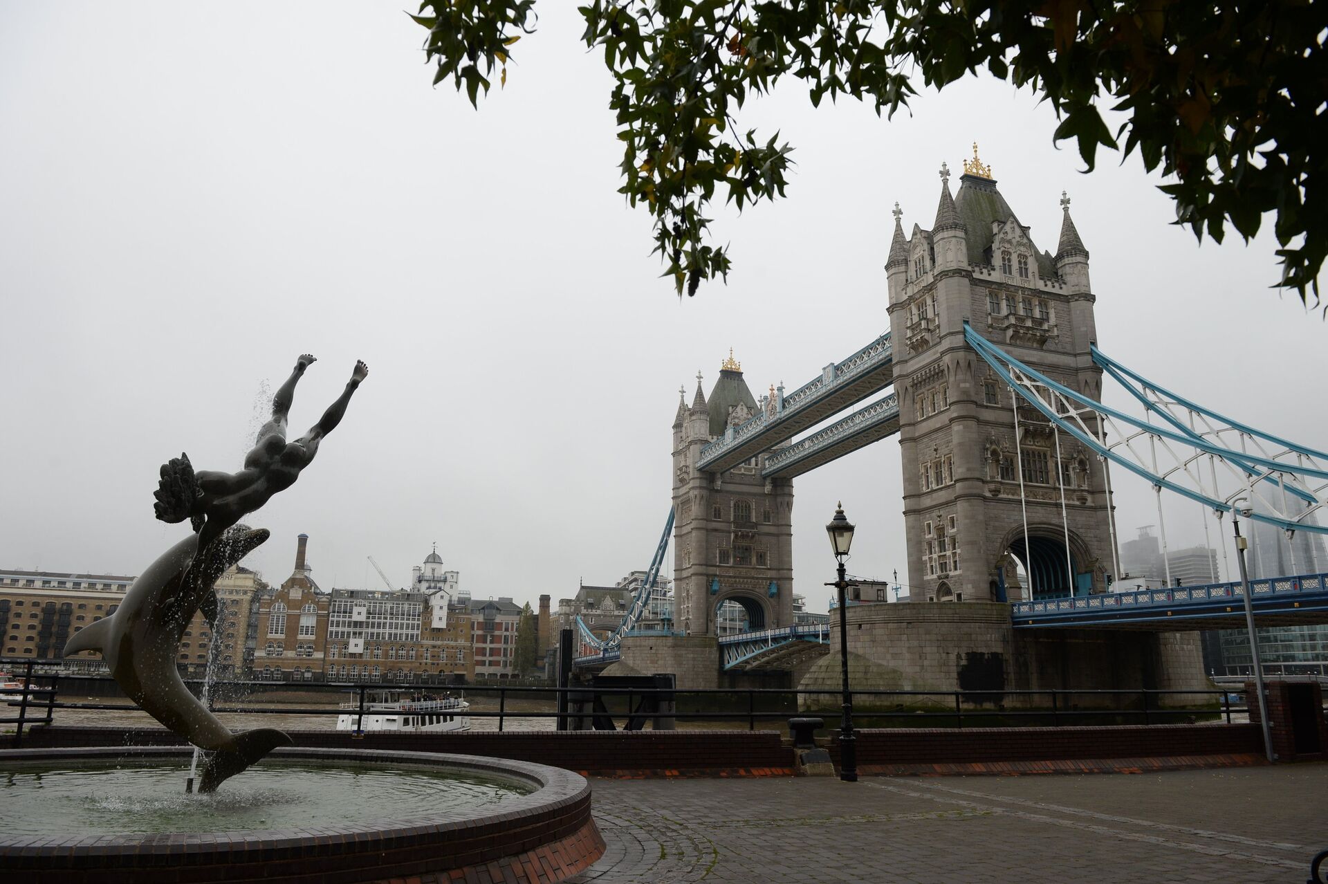 Тауэрский мост и расположенный на северном берегу Темзы фонтан Девочка с дельфином в Лондоне - РИА Новости, 1920, 08.10.2021