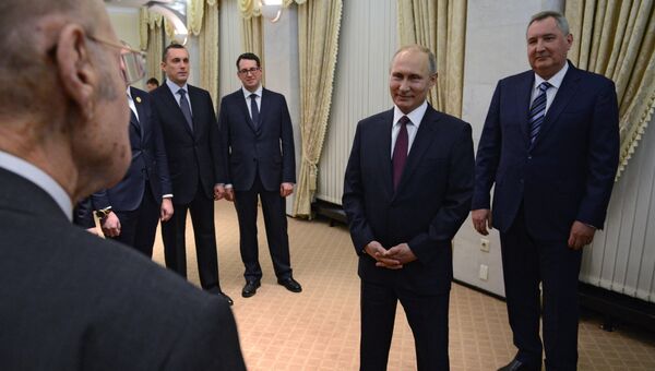 Президент РФ Владимир Путин и заместитель председателя правительства РФ Дмитрий Рогозин во время встречи с представителями ВПК СССР. 14 ноября 2017