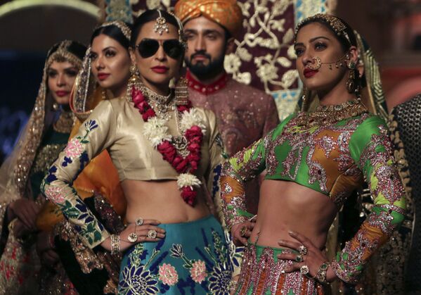 Показ модной колллекции Ali Xeeshan во время Pantene Hum Bridal Couture Week в Лахоре, Пакистан