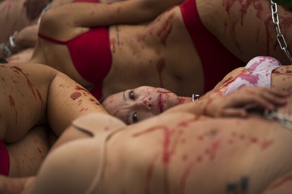 Зоозащитники во время акции против использования кожи животных в Мадриде
