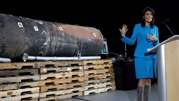 Постпред США при ООН Никки Хейли представила в Вашингтоне фрагменты ракеты иранского производства, запущенной хуситами в Йемене по аэропорту Эр-Рияда. 14 декабря 2017