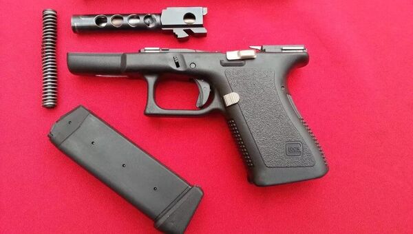 Пистолет марки  Glock, который житель Псковской области пытался отправить пистолет Почтой России