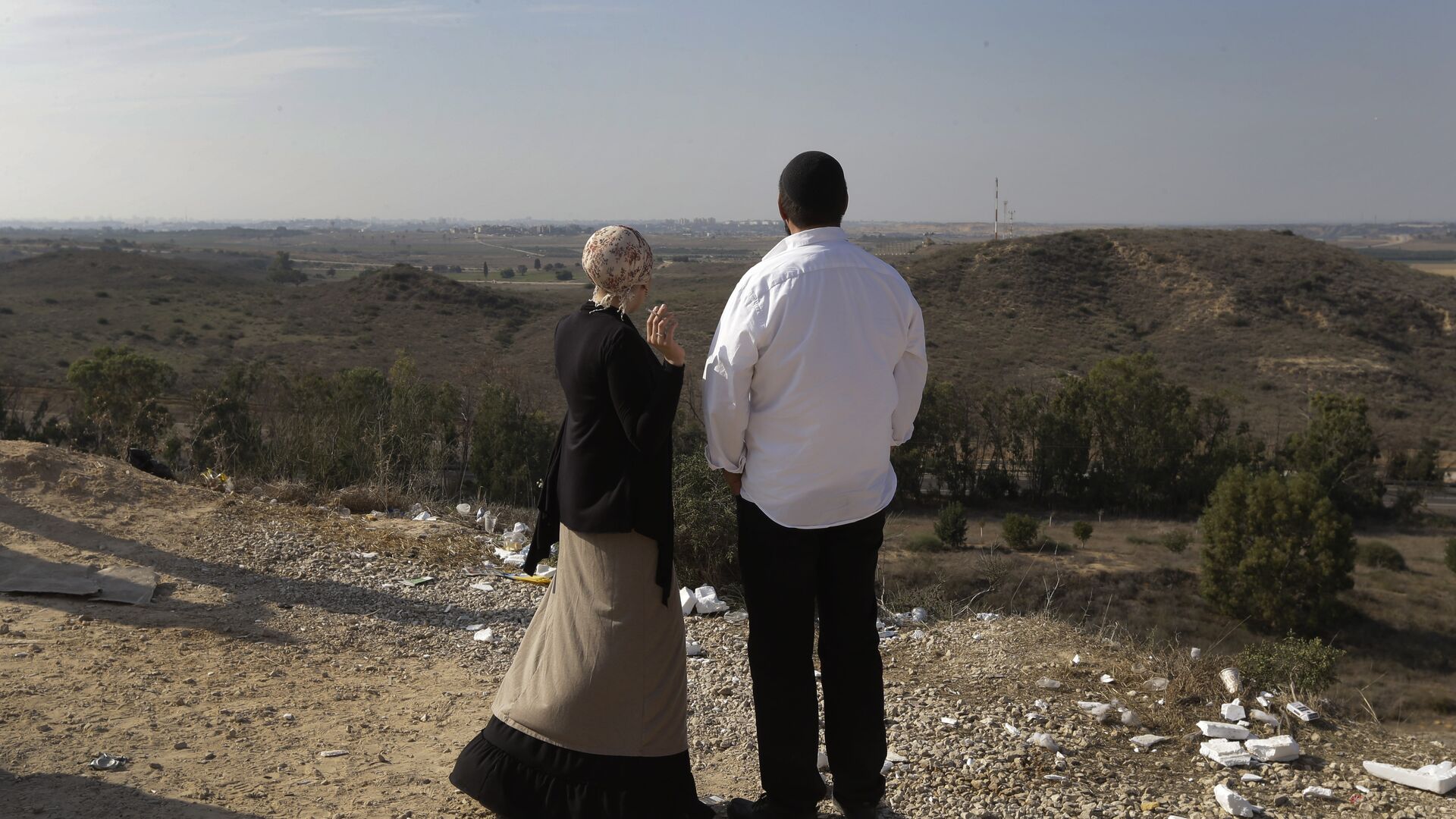 Израильтяне на фоне панорамы Сектора Газа на окраине израильского города Сдерот - РИА Новости, 1920, 15.06.2021