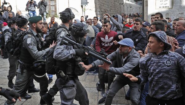 Столкновения палестинских протестующих с сотрудниками правоохранительных органов Израиля в Иерусалиме. 15 декабря 2017