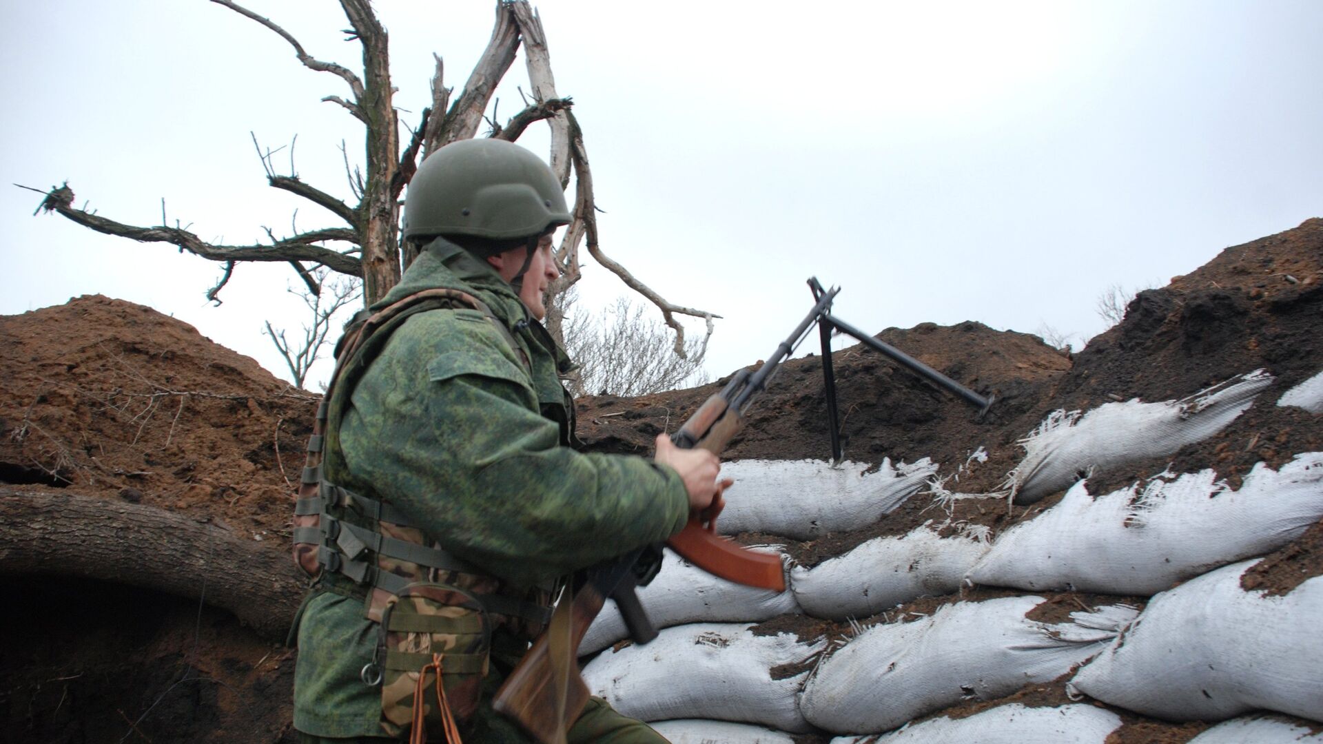 Боец ополчения ДНР на позиции у линии соприкосновения с украинскими силовиками в районе поселка Широкино. 15 декабря 2017 - РИА Новости, 1920, 14.12.2021