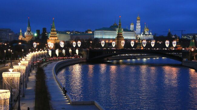 Новогодняя иллюминация на Большом Каменном мосту в Москве