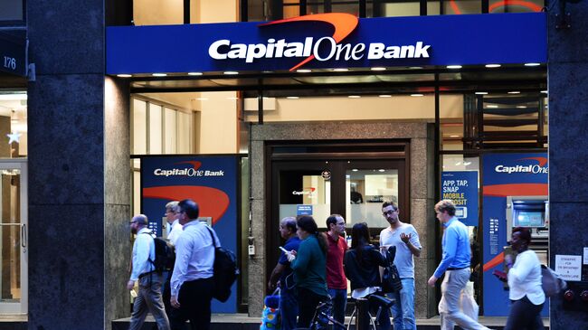 Отделение банка Capital One Bank на улице Бродвей в Нью-Йорке. Архивное фото