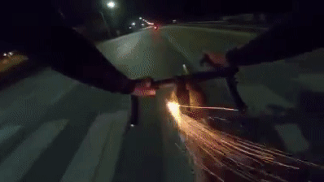 Велосипедист атакует байкеров gif