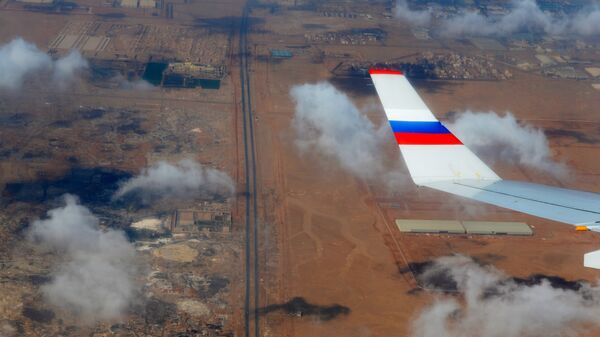 Вид из окна российского самолета на территорию Египта