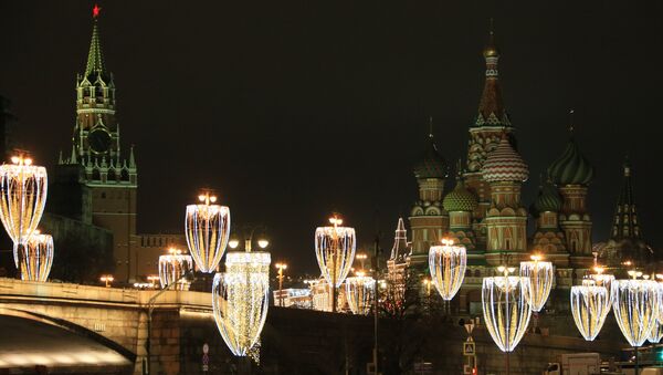 Более четырех тысяч световых инсталляций и многокилометровые гирлянды призваны создать праздничное настроение у жителей и гостей столицы.
