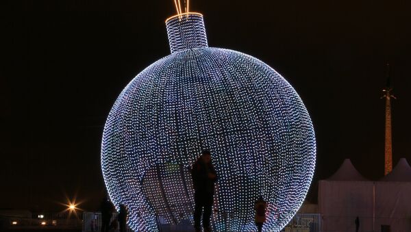 Самой огромной фигурой праздничного оформления Москвы остается светящийся шар, расположившийся в этому году на Поклонной горе.