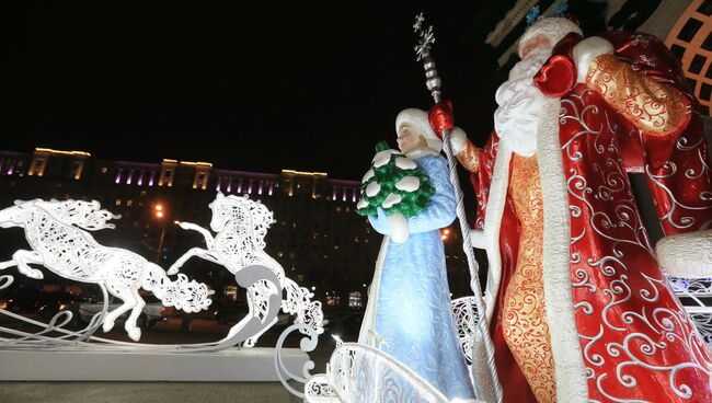 Дед мороз и снегурочка у Триумфальной арки в Москве. Архивное фото