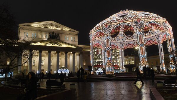 Восемь светящихся арок на Тверской, Пушкинской, Манежной и Театральной площадях, в Газетном и Камергерском переулке имитируют фасады знаменитых московских театров.