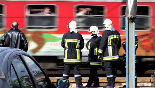 Работники пожарных служб на железнодорожных путях в Словакии