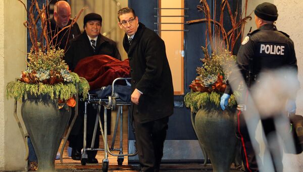 Канадская полиция вывозит из особняка миллиардера Бернарда Шермана, погибшего при подозрительных обстоятельствах, одно из двух найденных там тел. 15.12.17