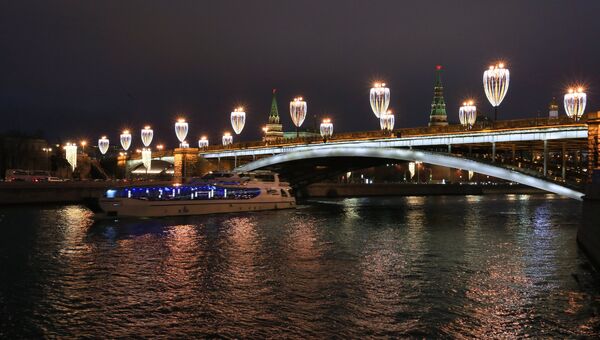 Всего московские власти потратили 930 миллионов рублей на оформление города к Новому году.