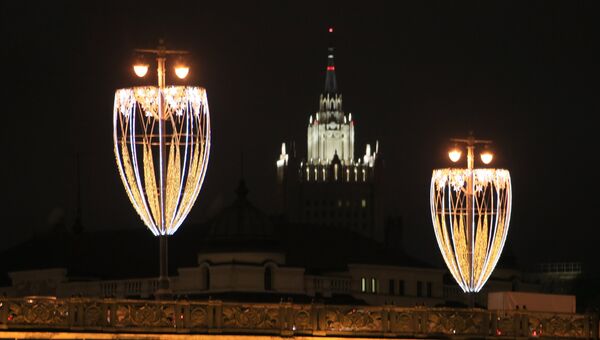 В этом году москвичей и туристов ждет сюрприз - возможность встретить Новый год на Тверской улице, которая на три дня станет полностью пешеходной.