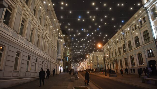 Новогодняя иллюминация на улице Большая Дмитровка в Москве. Архивное фото