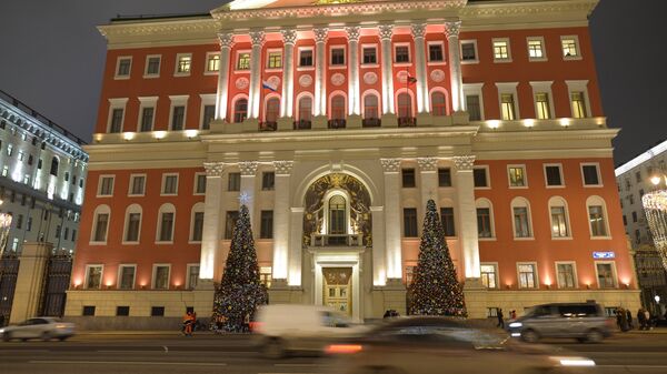 По всей Москве к Новому году и Рождеству установили 266 украшенных елей, высотой от 20 метров.