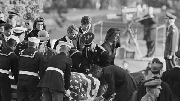 Жаклин Кеннеди у гроба с телом мужа, покойного президента Джона Ф. Кеннеди на Национальном кладбище Арлингтона, штат Вирджиния. 25 ноября 1963