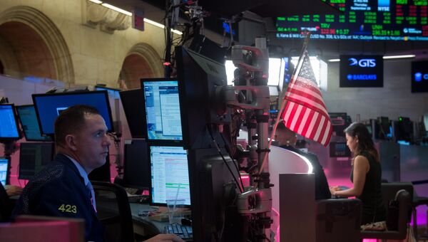 Трейдер работает при закрытии Dow Jones Industrial Average на Нью-Йоркской фондовой бирже. 28 сентября 2017