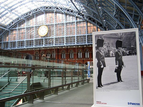 Выставка редких фото из жизни Британии открылась на вокзале в Лондоне