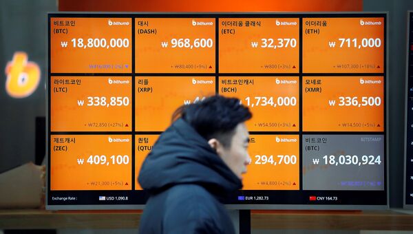 Электронная доска, показывающаяй обменные курсы различных криптовалют, включая биткойн при обмене криптовалют в Сеуле, Южная Корея. 13 декабря 2017