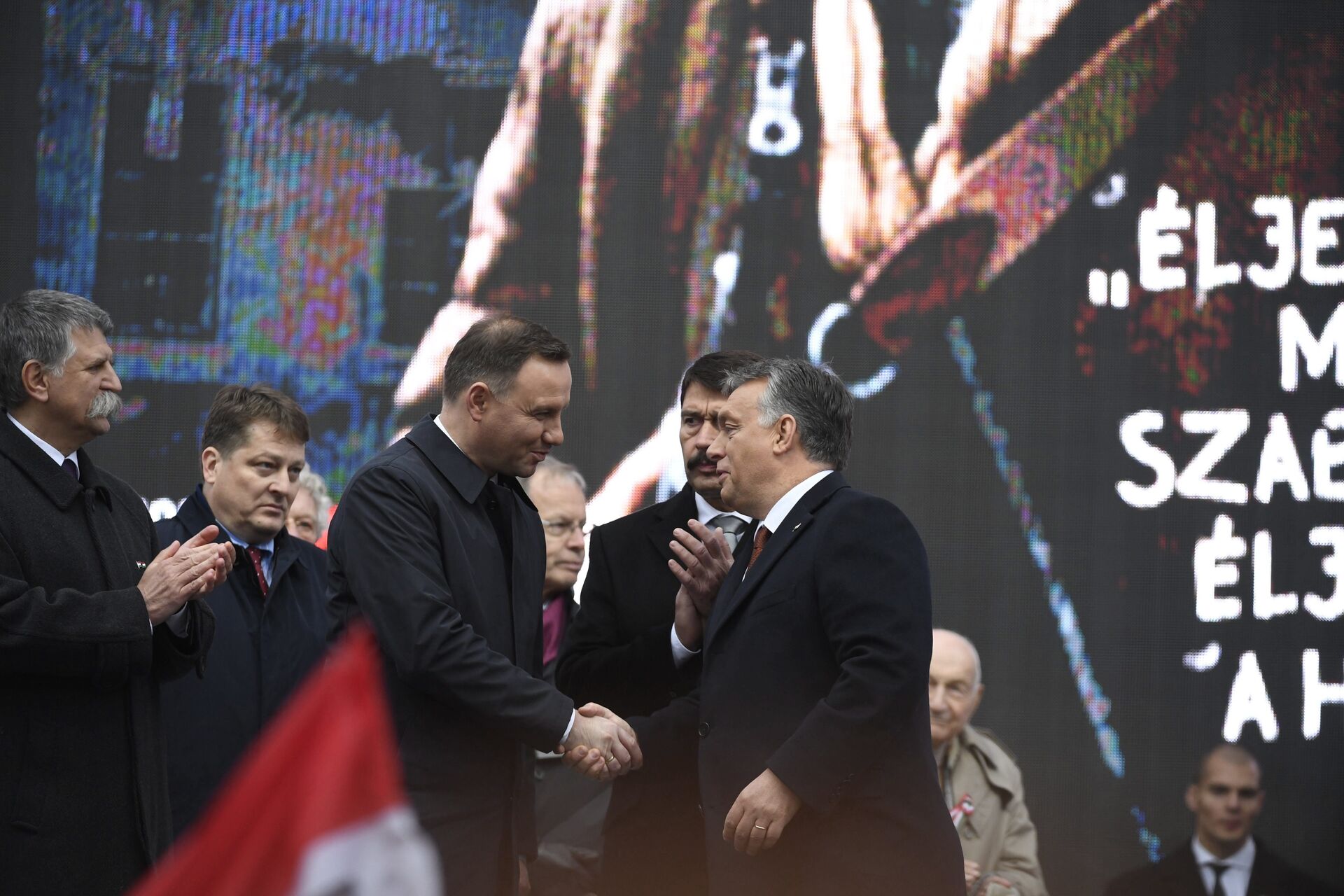 Президент Польши Анджей Дуда приветствует премьер-министра Венгрии Виктора Орбана во время торжественной  церемонии юбилея венгерской революции 1956 года. 23 октября 2016 - РИА Новости, 1920, 23.08.2022