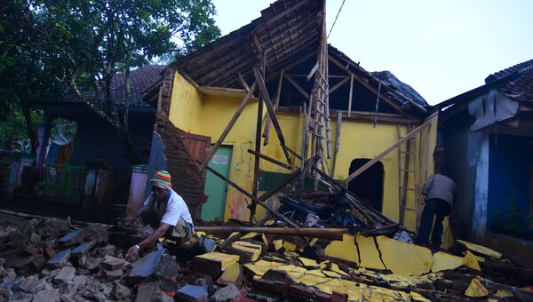 Разрушенный в результате землетрясения дом на острове Ява, Индонезия. 16 декабря 2017