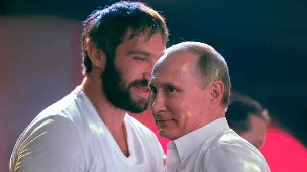 Президент России Владимир Путин и российский хоккеист Александр Овечкин. Архивное фото