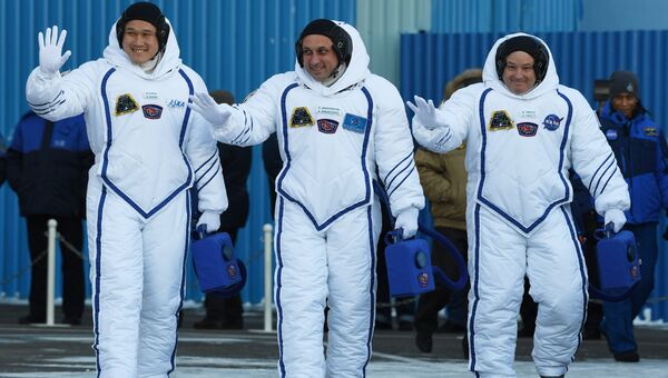 Астронавт ДжАКСА Норишиге Канаи, космонавт Роскосмоса Антон Шкаплеров и астронавт НАСА Скотт Тингл перед стартом ракеты-носителя Союз-ФГ с космодрома Байконур. 17 декабря 2017