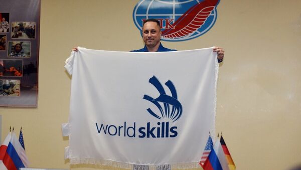 Космонавт Роскосмоса Антон Шкаплеров с флагом WorldSkills перед отправкой на МКС