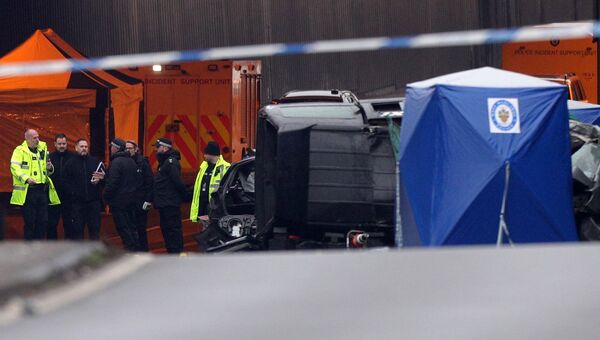 Экстренные службы на месте столкновения нескольких автомашин у въезда в подземный тоннель возле Эджбастона, в Бирмингеме, Англия. 17 декабря 2017