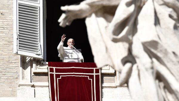 Папа Фрэнсис обращается к толпе из окна апостольского дворца с видом на площадь Святого Петра в день, когда отмечает свой 81-й день рождения. 17 декабря 2017