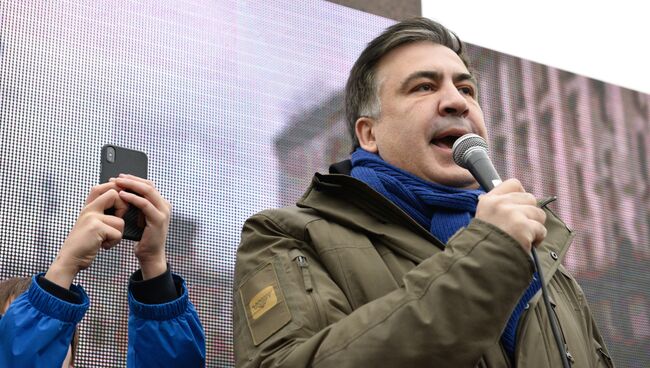 Михаил Саакашвили выступает на митинге в центре Киеве за принятие закона об импичменте украинского президента Петра Порошенко. 17 декабря 2017