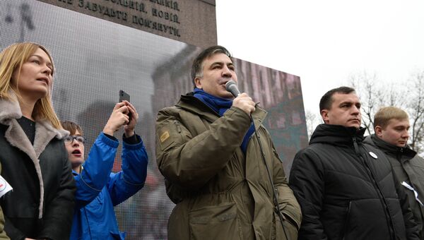 Экс-президент Грузии и бывший губернатор Одесской области Украины Михаил Саакашвили (третий справа) выступает на митинге в центре Киеве за принятие закона об импичменте украинского президента Петра Порошенко.